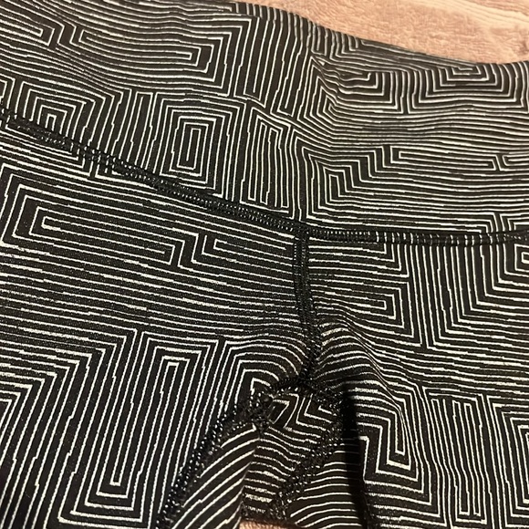 Lululemon cropped size 2 - Picture 3 of 4